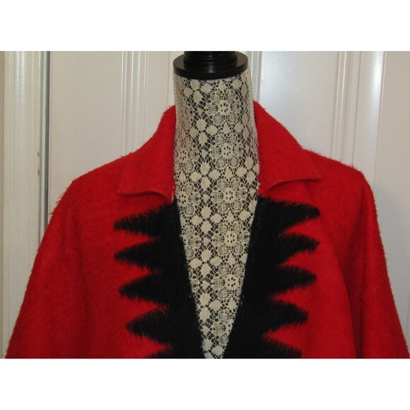 Vintage Womens Red Graphic Wool Llama Alpaca Print Wrap Cape Collared One Size - Picture 3 of 8